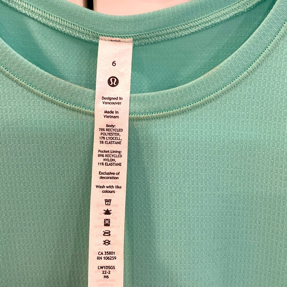 Lululemon tank top. Size 6. Small zipper pocket in the front. Turquoise colour. - Picture 3 of 5